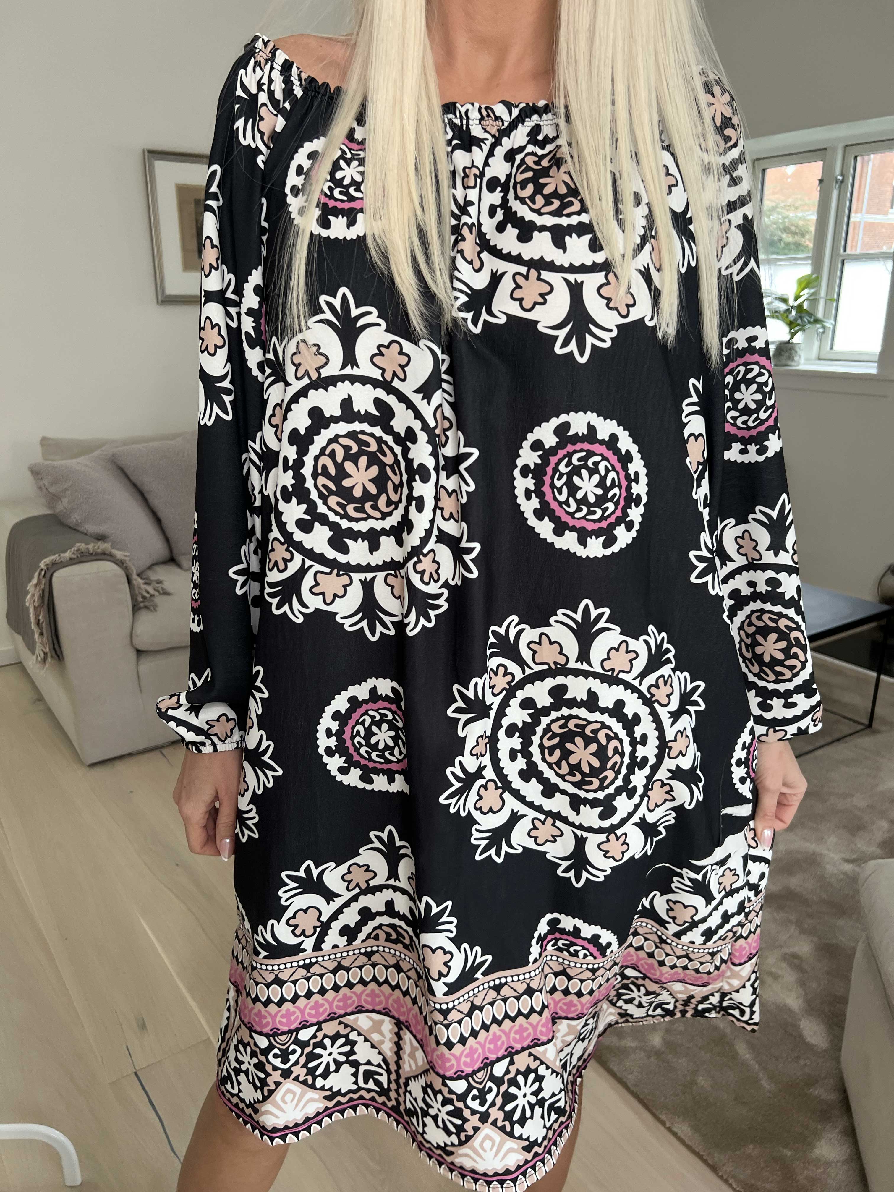 Paulina - Söt långärmad klänning med elastisk halsringning